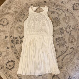 NWT Freeway Women’s Size 10 White Pleated Lace Dress

Bridal, graduation…